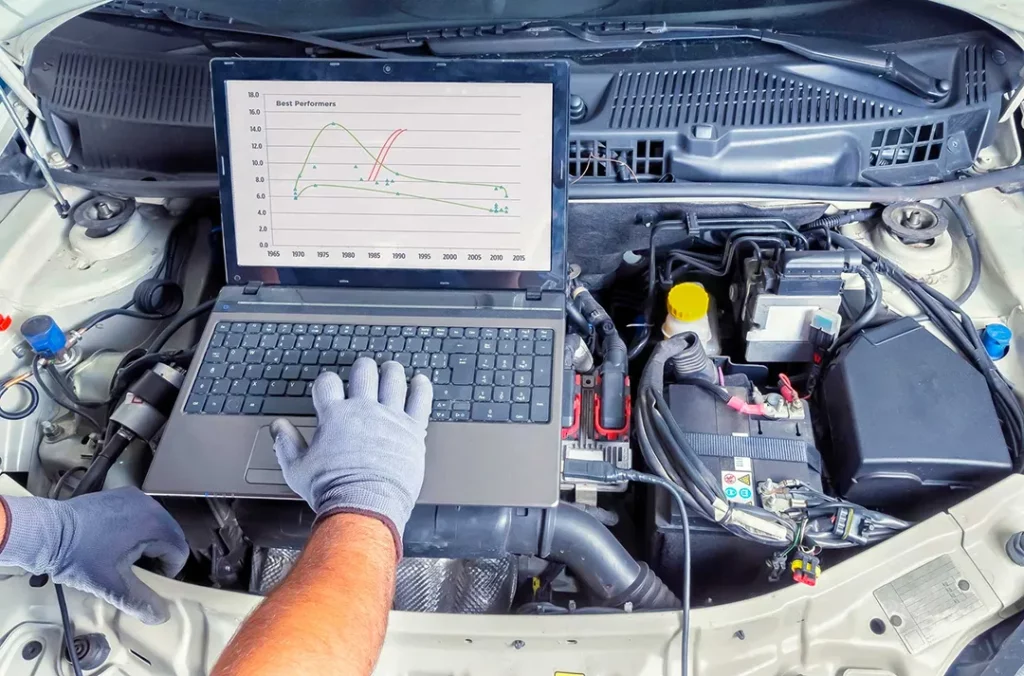 Softwareabstimmung am Fahrzeug mit Laptop