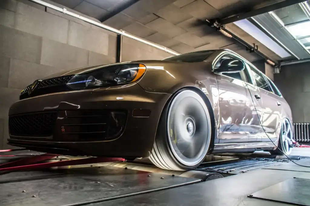 VW Golf auf dem Leistungsprüfstand bei ASK Performance in Thale – Kennzeichen entfernt