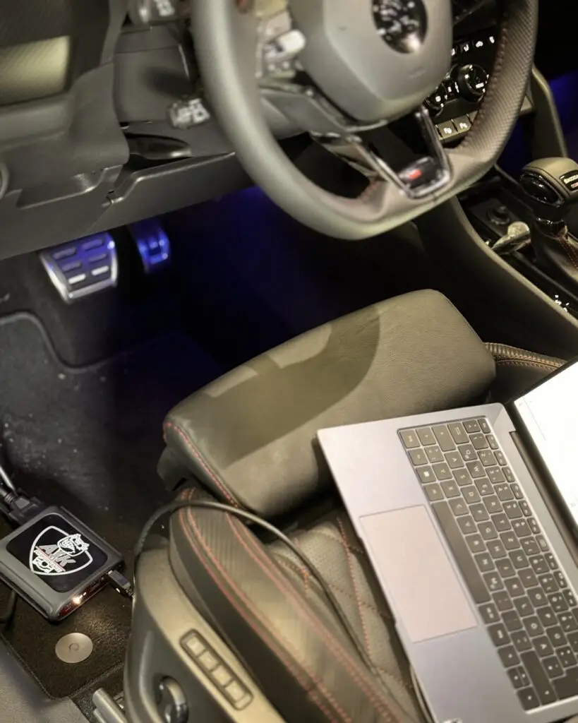 Originalaufnahme von ASK Performance: Laptop und ASK-Diagnoseinterface im Fahrzeuginnenraum