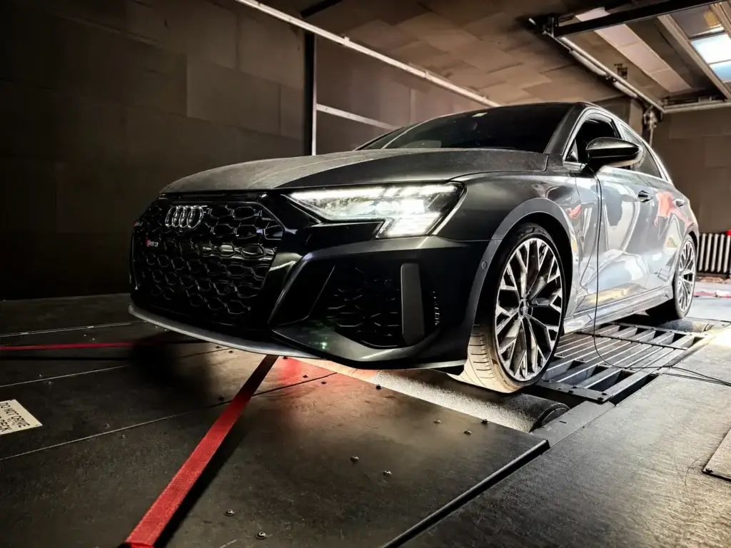 Audi RS3 8Y auf dem Leistungsprüfstand bei ASK Performance – Kennzeichen entfernt